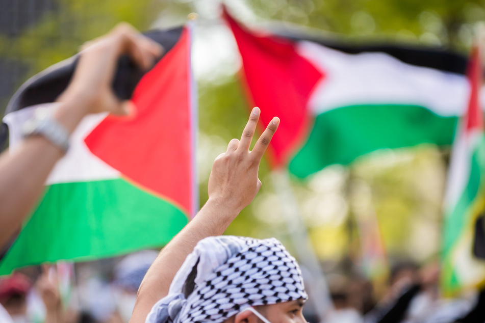 Menschen beteiligten sich vielerorts auch bei pro-palästinensischen Protesten. (Symbolbild)