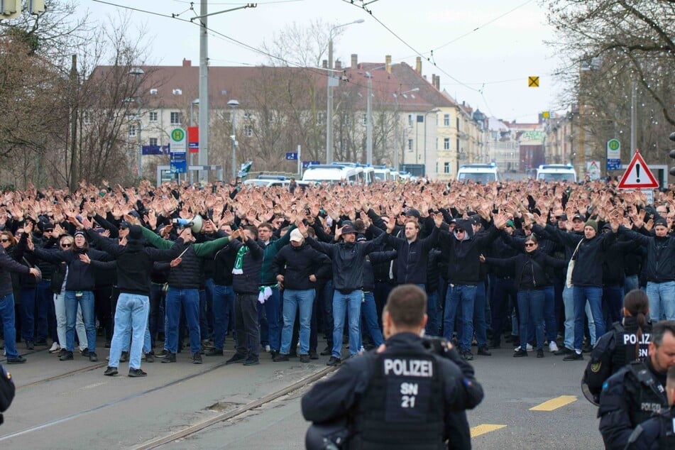 Beim Fanmarsch zum Stadion waren bereits zahlreiche Anhänger der BSG Chemie Leipzig dabei.