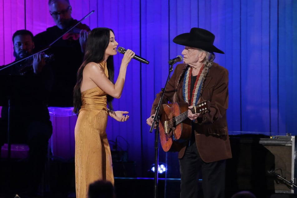 Kacey Musgraves (l.) performed with Willie Nelson (r.) in past collaborations.