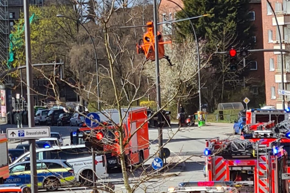 Auch ein Rettungshubschrauber mit Notarzt an Bord war im Einsatz und landete gegen 13.40 Uhr in unmittelbarer Nähe der Unfallstelle.