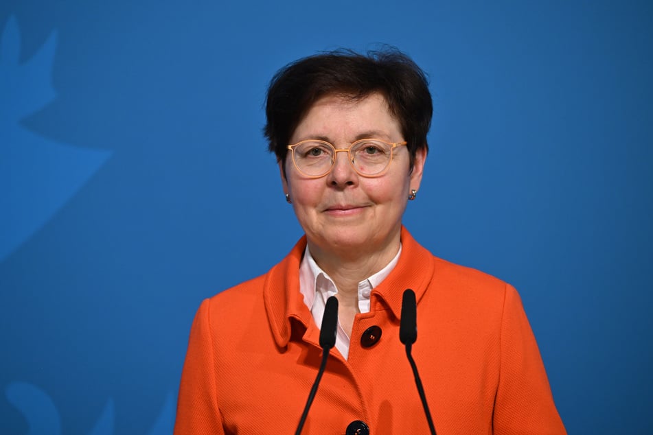 Thüringens Finanzministerin Heike Taubert (65, SPD) tritt angesichts geringerer Steuereinnahmen und höherer Ausgaben in einzelnen Bereichen auf die Ausgaben-Bremse. (Archivbild)