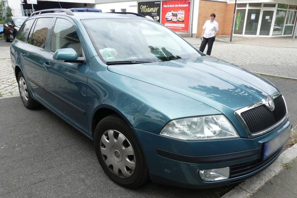 Dieses 14 Jahre alte Auto nahmen die Verbrecher der alleinerziehenden Mutter weg.