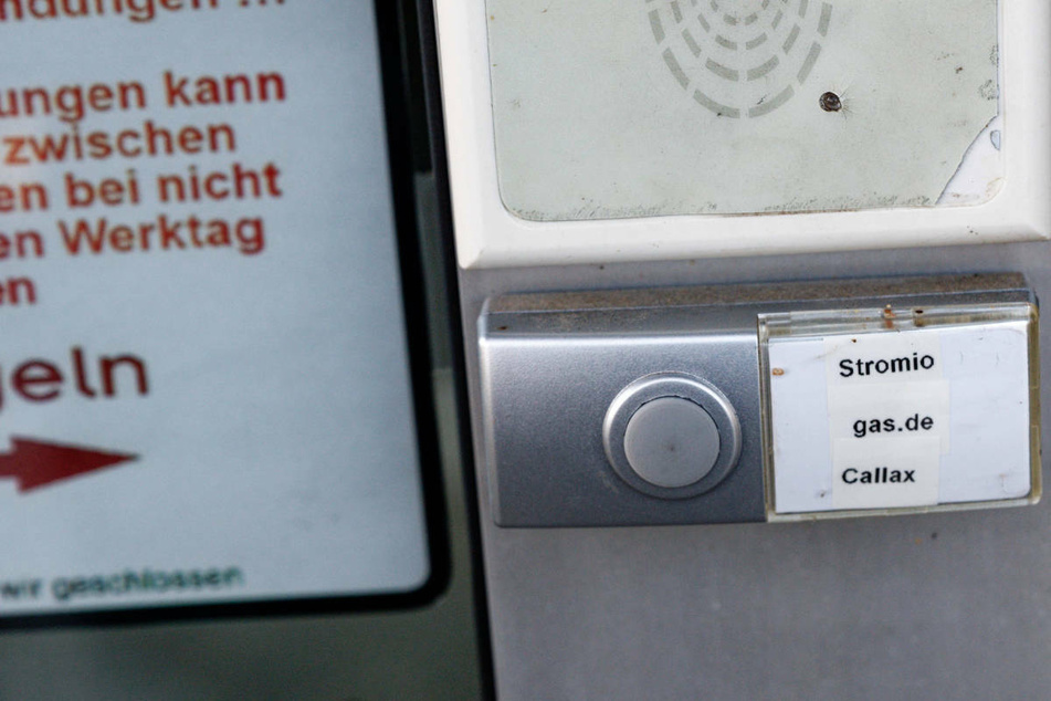 Die Klingel von Stromio an einem Gebäude im niederrheinischen Kaarst: Die Verbraucherzentrale Hessen verklagt jetzt den Energie-Discounter.