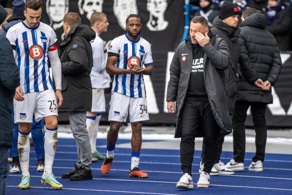 BSC-Trainer Pál Dárdai (48, r.) kurz nach dem Tod von Kay Bernstein (†43) im Berliner Olympiastadion.