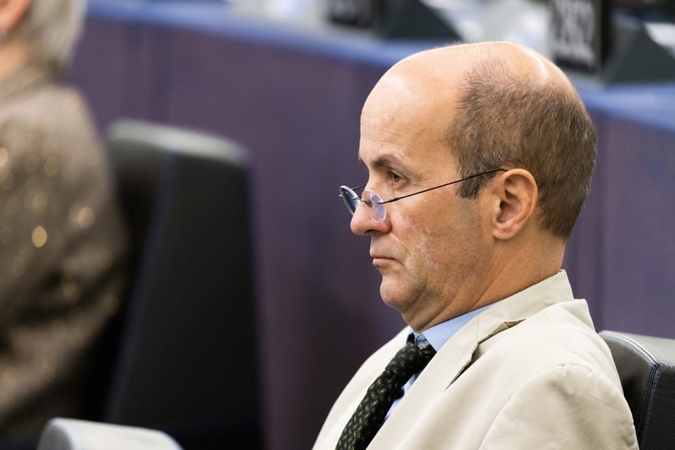 Nicolaus Fest (60) drängte auf Krahs Ausschluss. Nun trat er als Leiter der Delegation im EU-Parlament zurück.