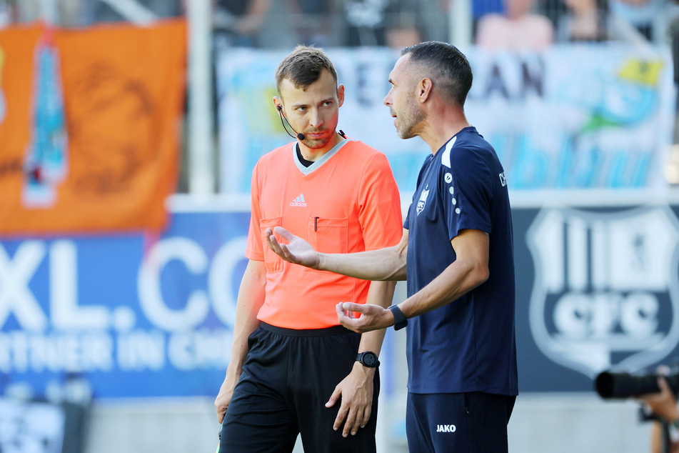 Schiedsrichter-Assistent Kai Kaltwaßer (30, l.) und CFC-Coach Christian Tiffert (41) sind beim Heimspiel gegen Jena zusammengestoßen.