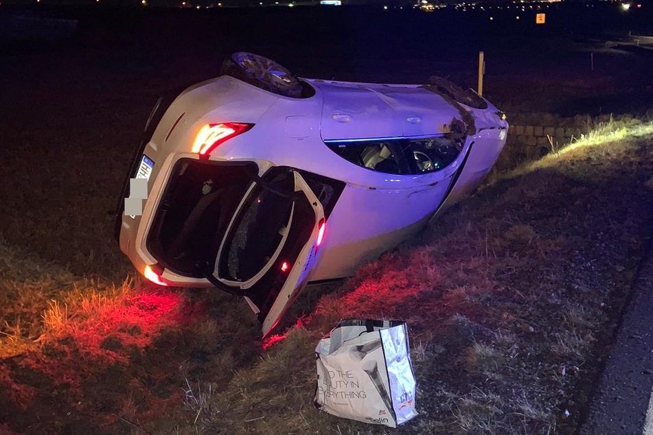 Der Mercedes überschlug sich und blieb in einem Graben liegen.