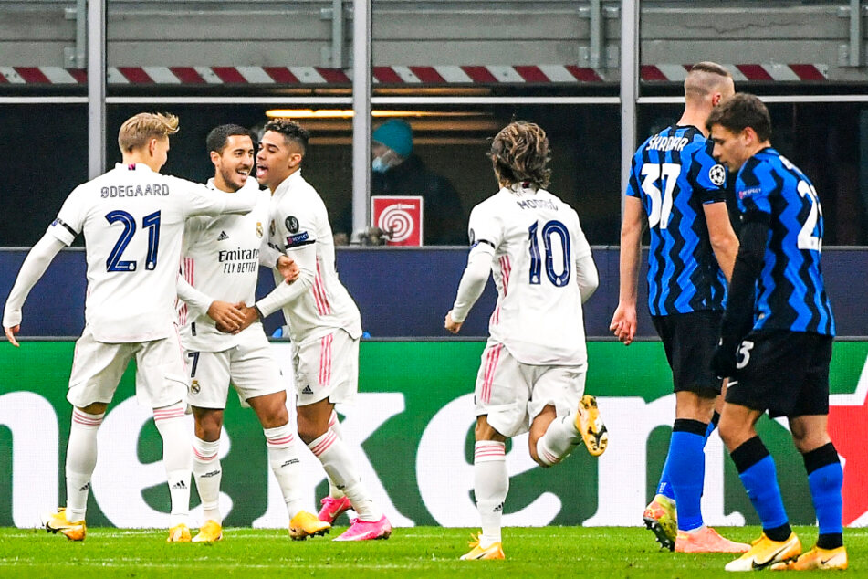 Eden Hazard (2.v.l.) brachte Real Madrid mit 1:0 bei Inter Mailand in Führung.
