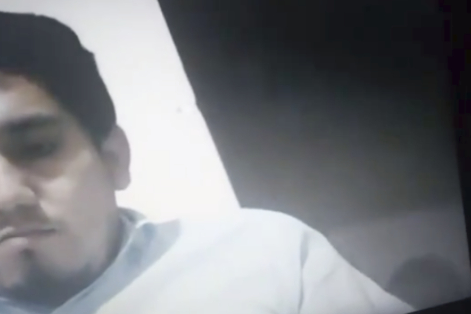 In einem zweiten Clip ist die Gestalt zu sehen, wie sie am Boden entlang zu kriechen scheint.