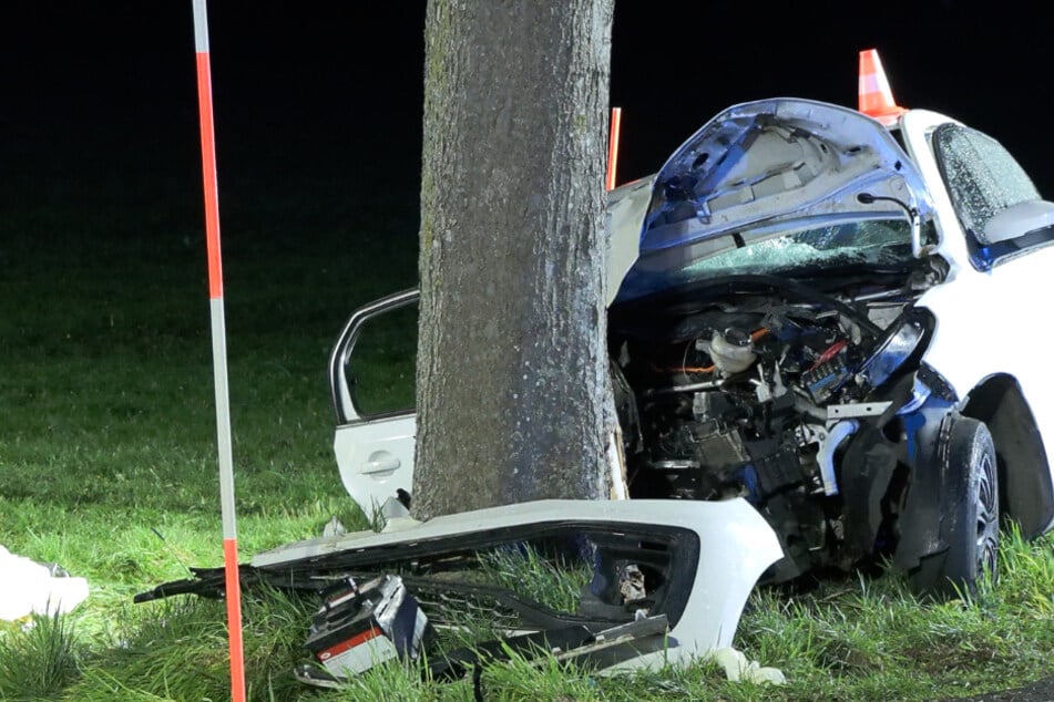 VW kracht gegen Baum: 16-Jähriger stirbt, Tumulte an der Unfallstelle