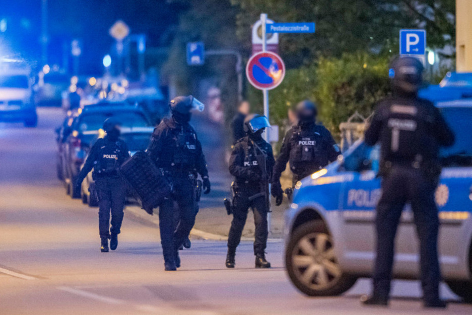 Der Streit von fünf Männern hat zu einem größeren Polizeieinsatz in Erfurt geführt.