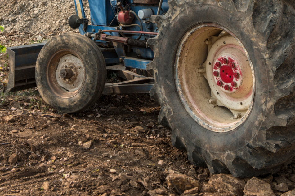 Der Mann stürzte von seinem Traktor und wurde von diesem überrollt. (Symbolbild)