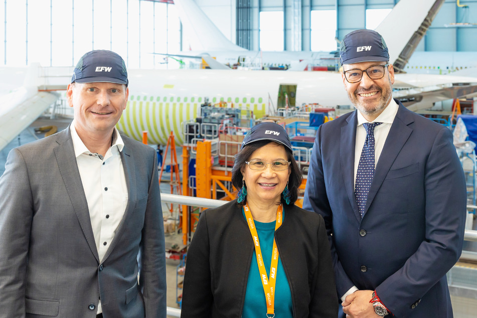 Die philippinische Botschafterin in Berlin, Ihre Exzellenz Irene Natividad (75), flankiert von EWF-Chef Jordi Boto (54, r.) und Arbeitsdirektor Kai Mielenz.