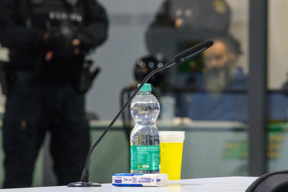 Die Zeugen sitzen nur wenige Meter vom Angeklagten Taleb A. entfernt.