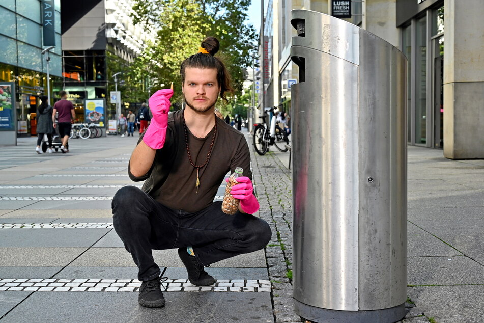 Alexander Kempe (29), Chef der Initiative "Pinke Hände", sammelt Zigarettenreste von der Prager Straße.