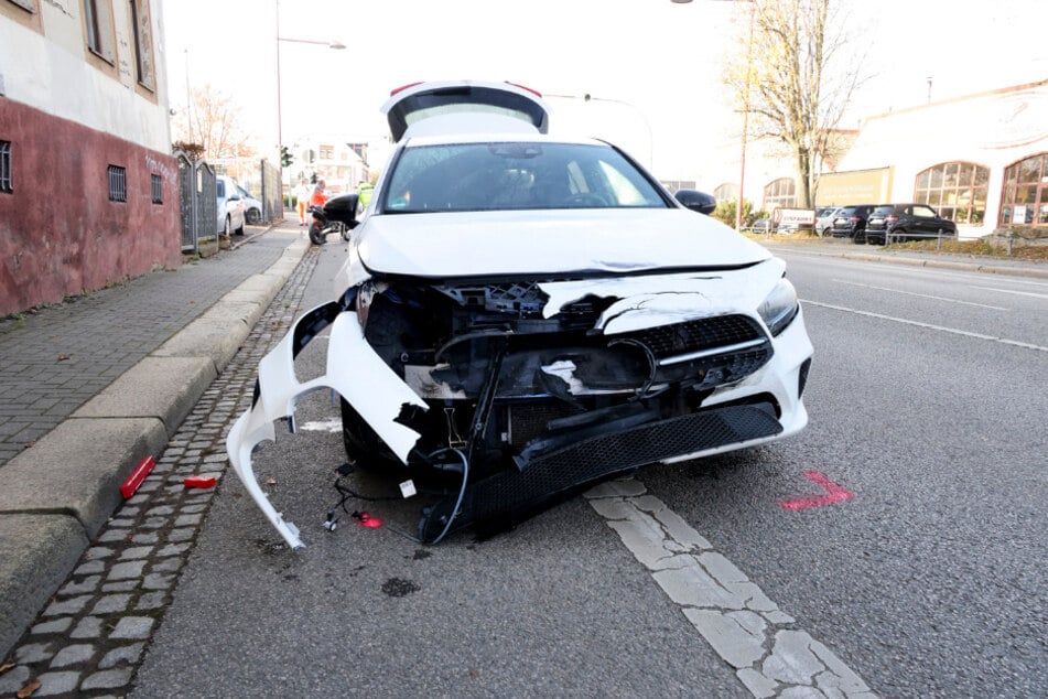 Beide Fahrzeuge wurden stark beschädigt.
