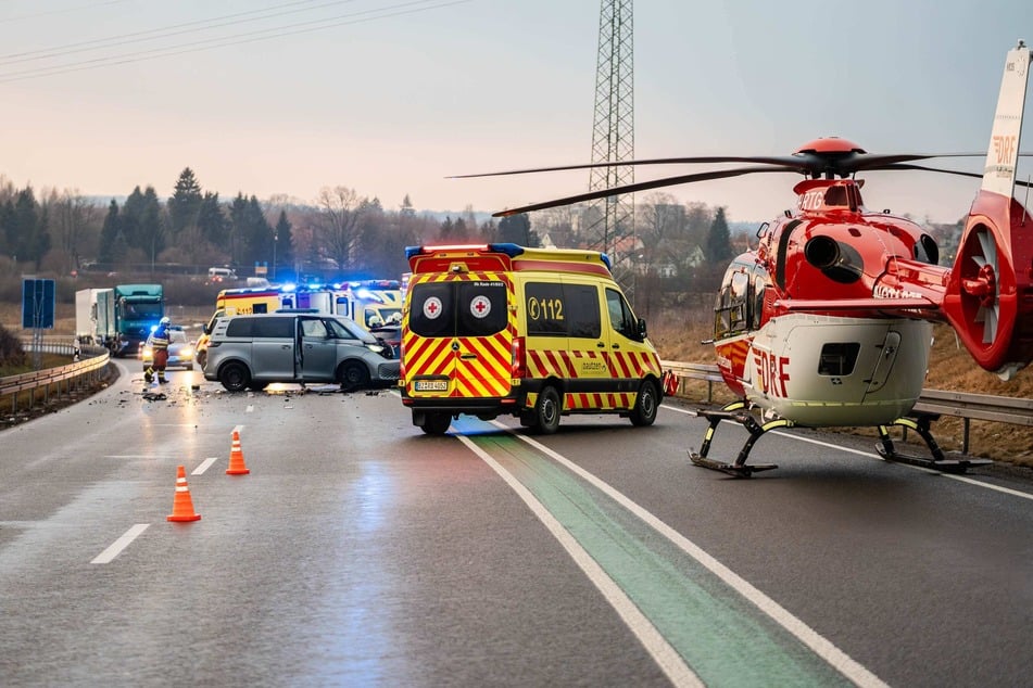 Auch ein Rettungshubschrauber war an der Unfallstelle. Die Verletzten konnten jedoch in RTWs abtransportiert werden.