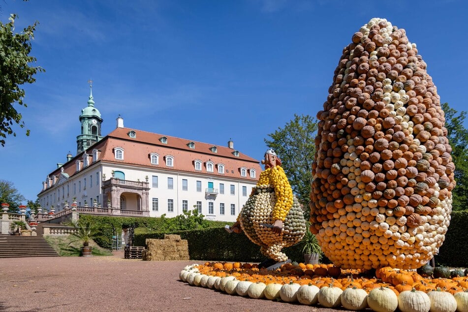 Vor dem Schloss Lichtenwalde steht ein großer Obelix aus Kürbissen.