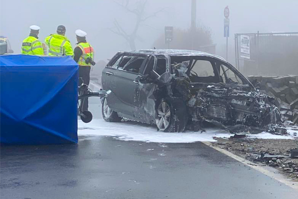 Ein Skoda brannte vollständig aus, nachdem er in Geithain mit einem Opel zusammengestoßen war.