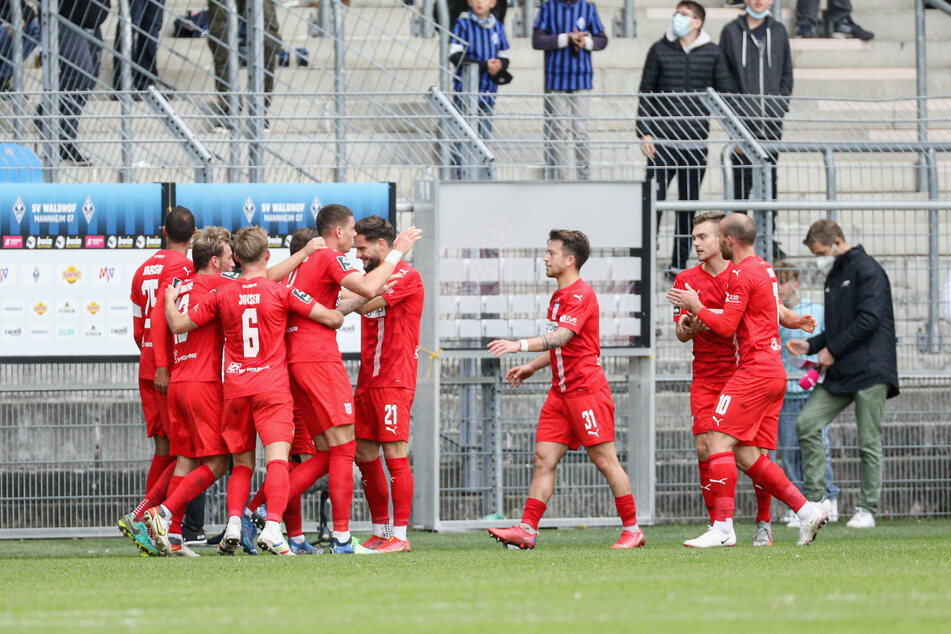 Die Zwickauer jubeln gemeinschaftlich nach dem Ausgleichstreffer.