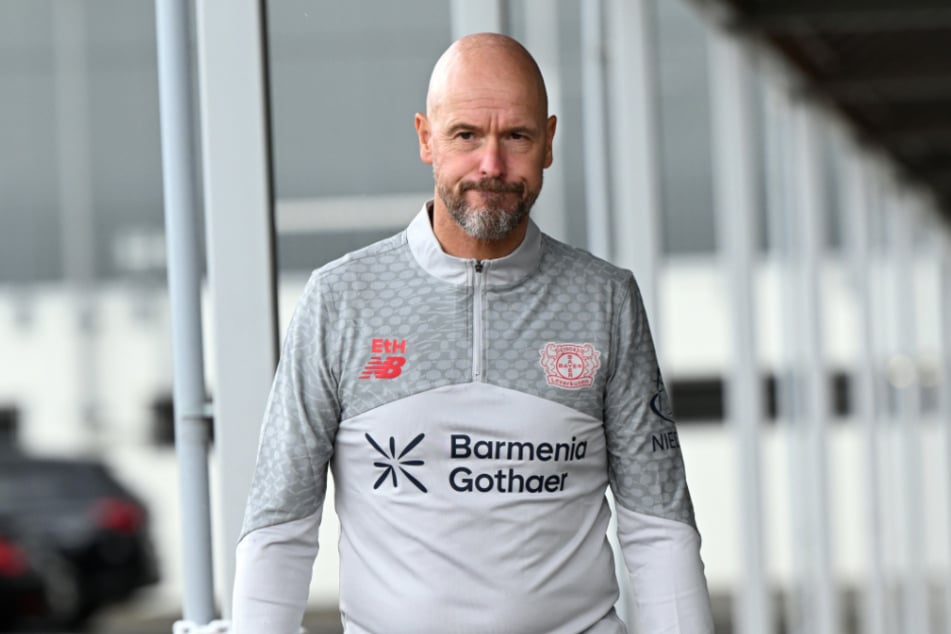 Erik ten Hag (55) gilt als Verfechter der Viererkette. Bei Bayer Leverkusen muss er sich nun aber offenbar umstellen.