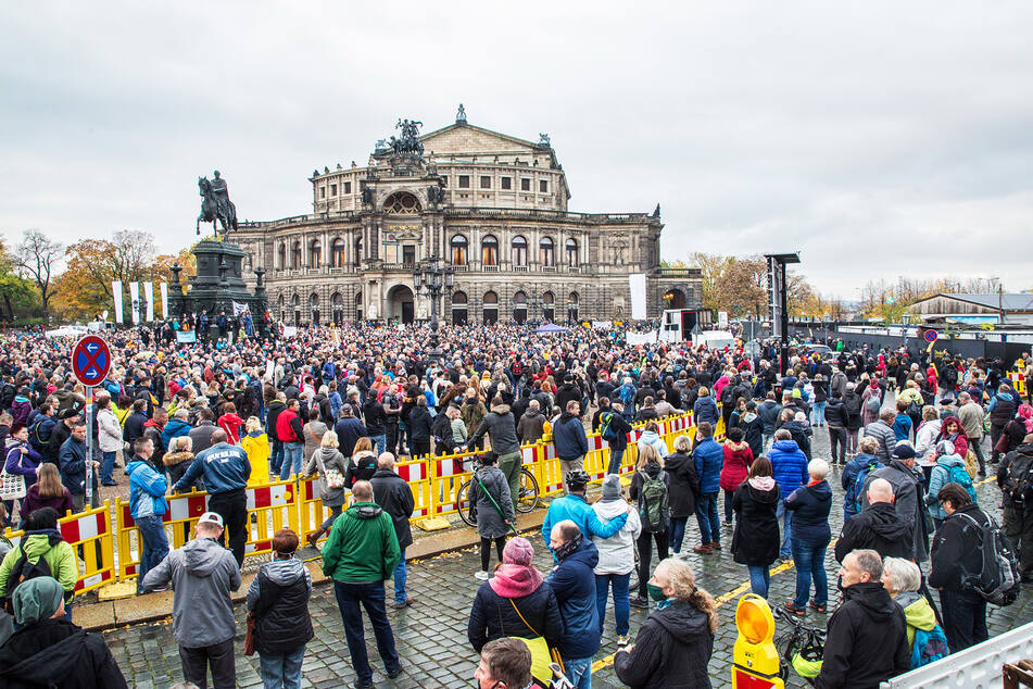 Etwa 5000 Menschen demonstrierten Ende Oktober auf dem Dresdner Theaterplatz gegen die Corona-Regeln.