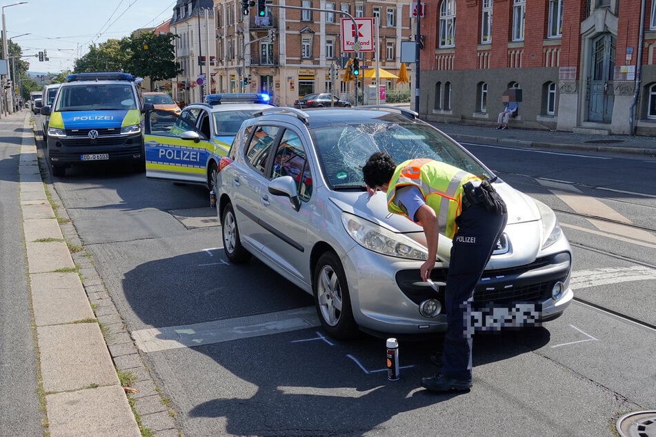 Die Polizei am Unfallort auf der Kesselsdorfer Straße.