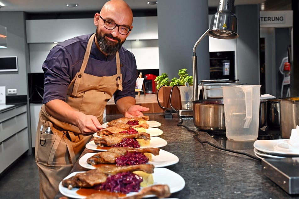 Küchenchef Sven Kasimir (44) richtet die Entenkeulen fürs Probeessen an.