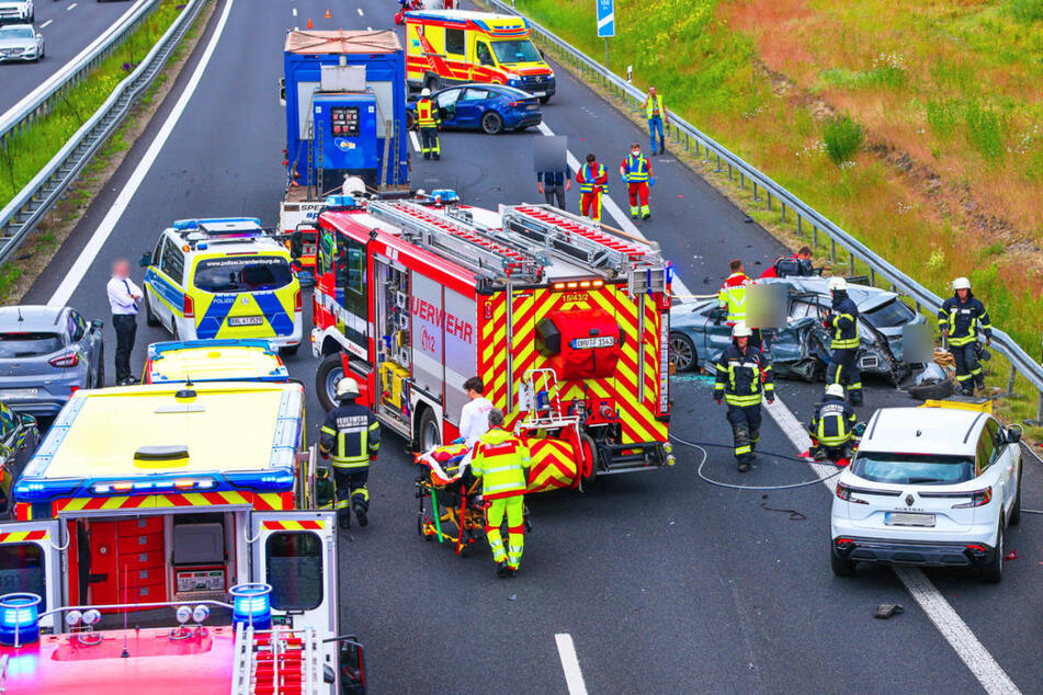Unfall A: Heftiger Crash auf A10: Drei Verletzte, Feuerwehr muss Toyota aufschneiden