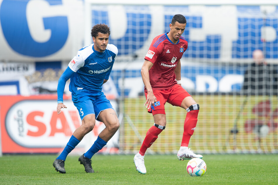 Jamie Lawrence (20, l.) im Duell mit dem HSV-Stürmer Robert Glatzel (29, r.). Am 30. Spieltag der Vorsaison besiegte Magdeburg den HSV mit 3:2. Auch das Hinspiel in Hamburg konnte der FCM mit dem gleichen Ergebnis für sich entscheiden.