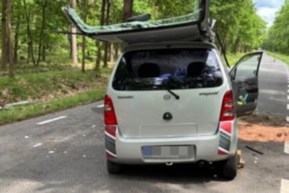 Suzuki kracht in Bäume: Zwei Frauen müssen aus Auto befreit werden