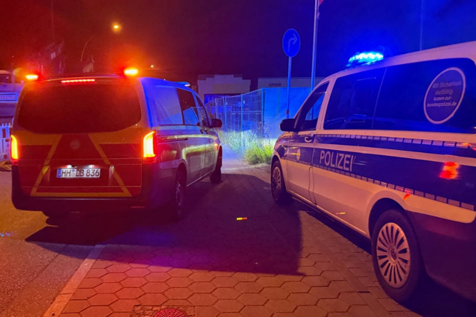 In Hamburg-Harburg ist ein Jugendlicher am Freitagabend durch einen Stromschlag schwer verletzt worden.