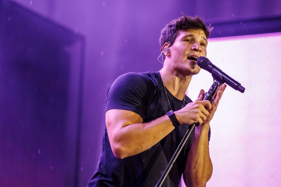 Dresden: Feuerwerk trotz Dauerregens: Wincent Weiss liefert Mega-Show am Dresdner Elbufer