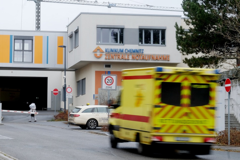 Am Klinikum Chemnitz hat sich die Zahl der Covid-Patienten auf der Intensivstation innerhalb einer Woche verdoppelt. (Symbolbild)