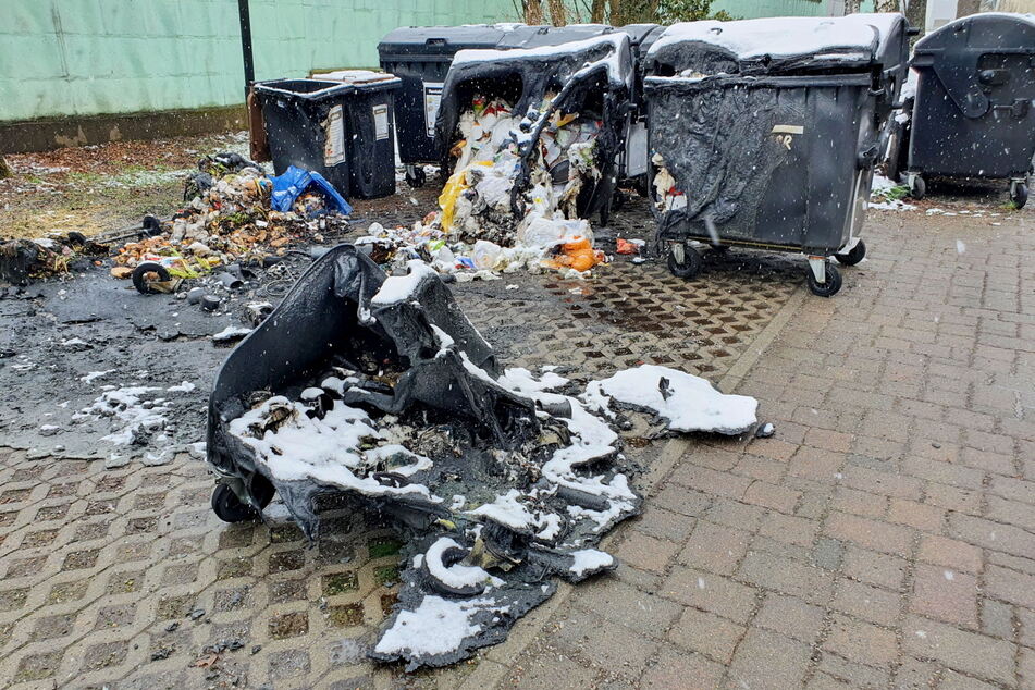 An der Stollberger Straße wurden mehrere Müllcontainer abgefackelt.