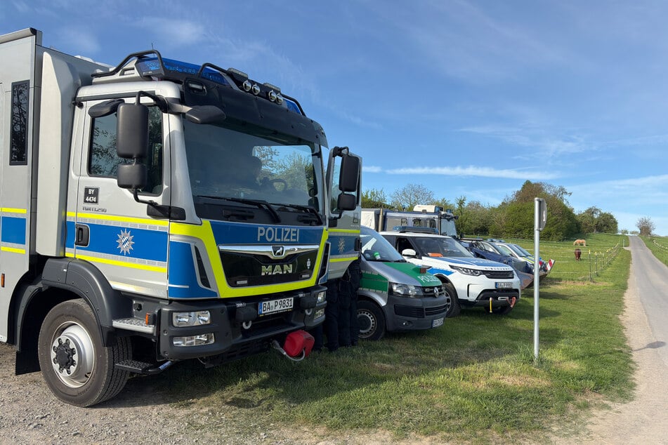 Mit zahlreichen Kräften und Equipment durchkämmen die Beamten relevante Grundstücke.