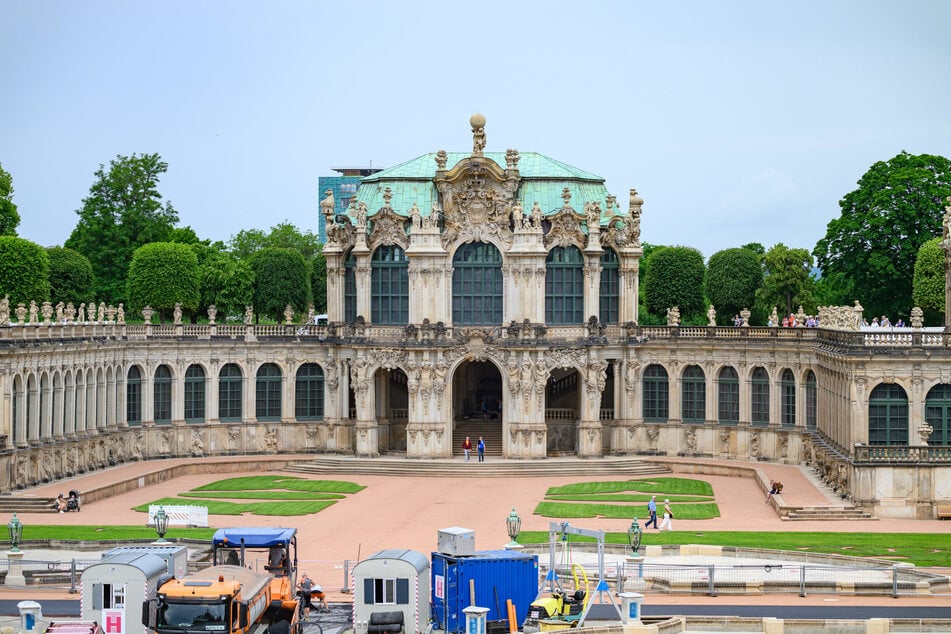 Bei den Sanierungsarbeiten stießen Archäologen auf Spuren eines alten Barockgartens und mittelalterlicher Bauten wie Reithäusern, die alte Zwingergrotte und Gärten. Diese Funde sind inzwischen wieder vom Boden verdeckt.