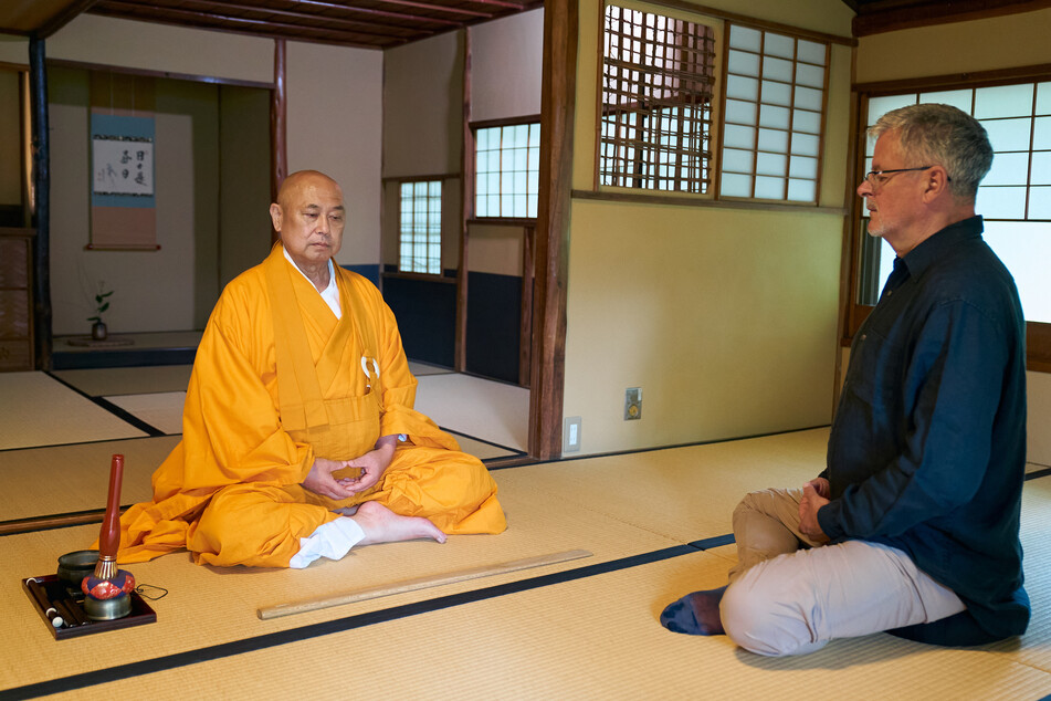 In Japan hat der Historiker mit einem buddhistischen Zen-Meister meditiert.