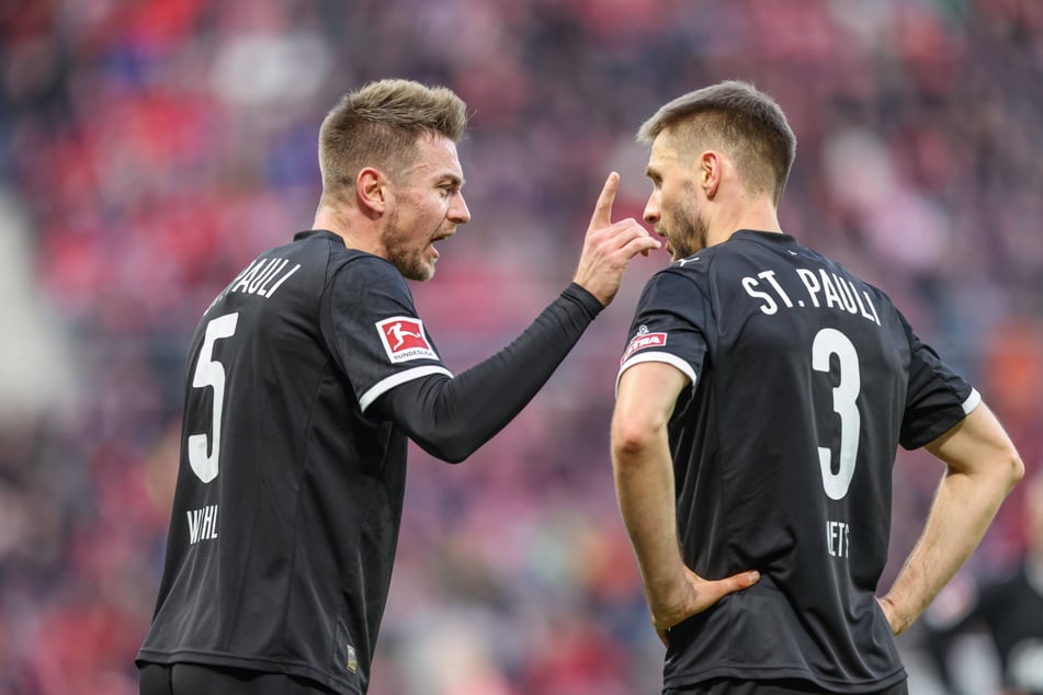 Auf die beiden St.-Pauli-Verteidiger Hauke Wahl (31, l) und Karol Mets (32) wartet am Samstag die zweitstärkste Offensive der Liga.