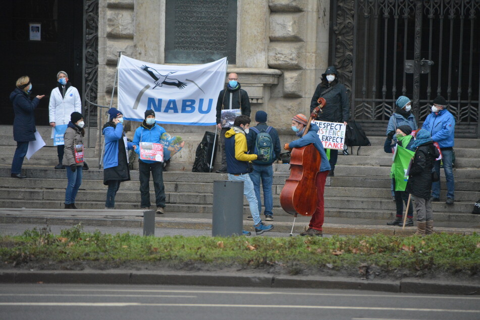 Mitglieder des Leipziger Naturschutzbunds (NABU) und von For-Future-Gruppen hielten eine Mahnwache ab.