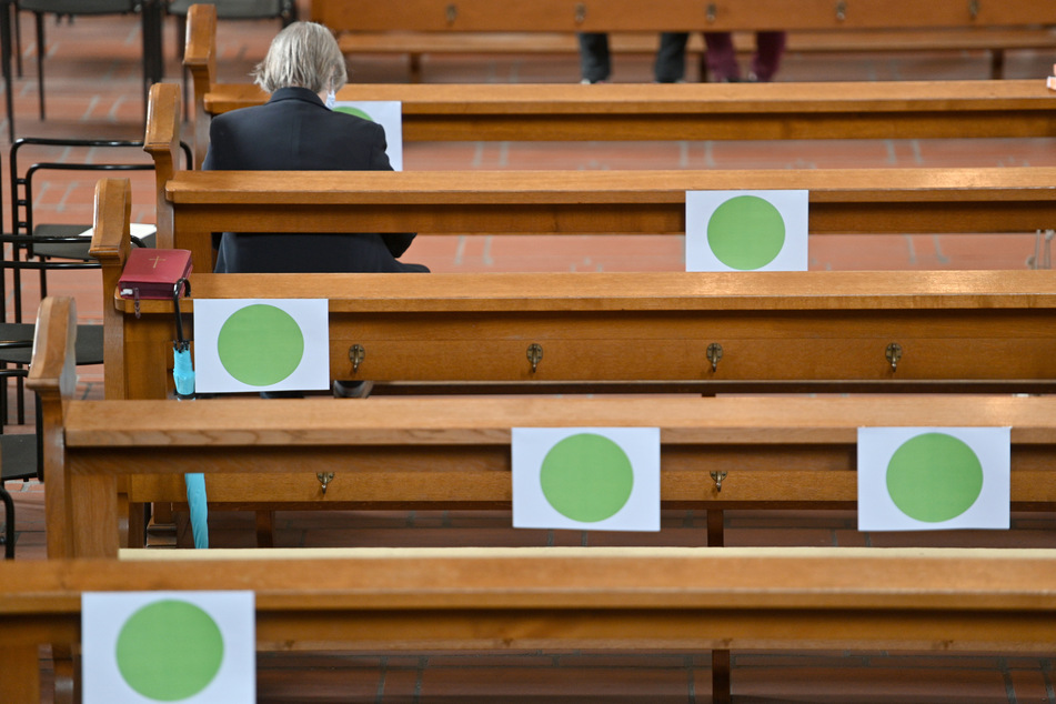 Grüne Punkte zeigen die Plätze (120) für Besucher des Gottesdienstes in der Hohen Domkirche in Trier an. Die Mehrheit der Deutschen spricht sich für ein Verbot der Gottesdienste zu Weihnachten aus.