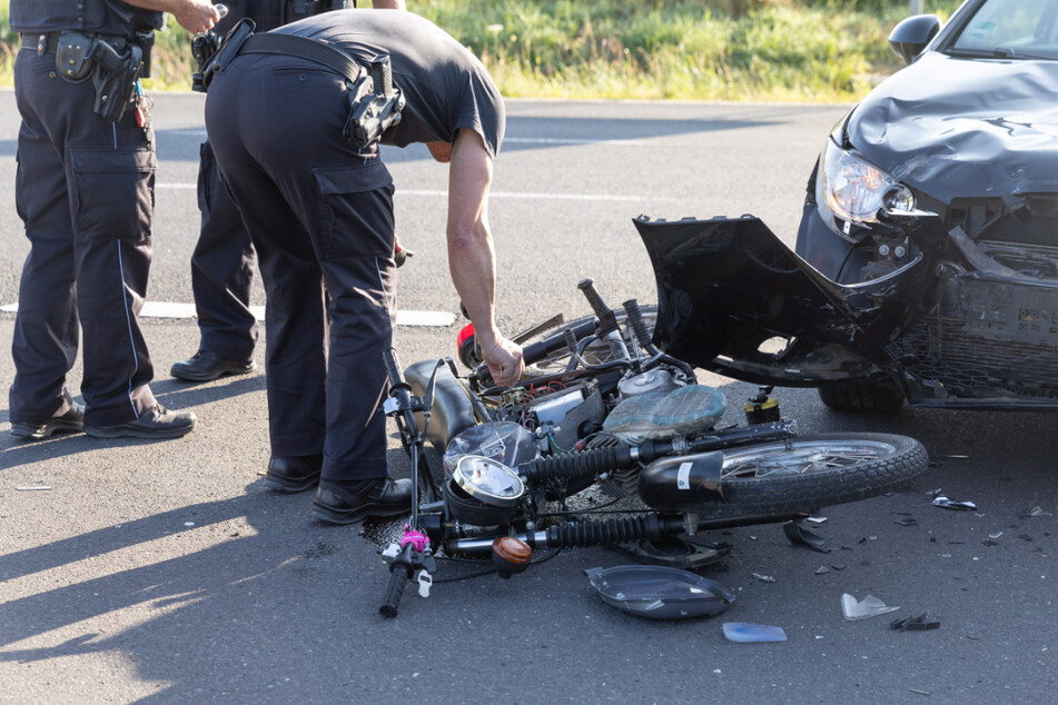 Autofahrer übersieht Moped: 18-Jähriger lebensgefährlich verletzt