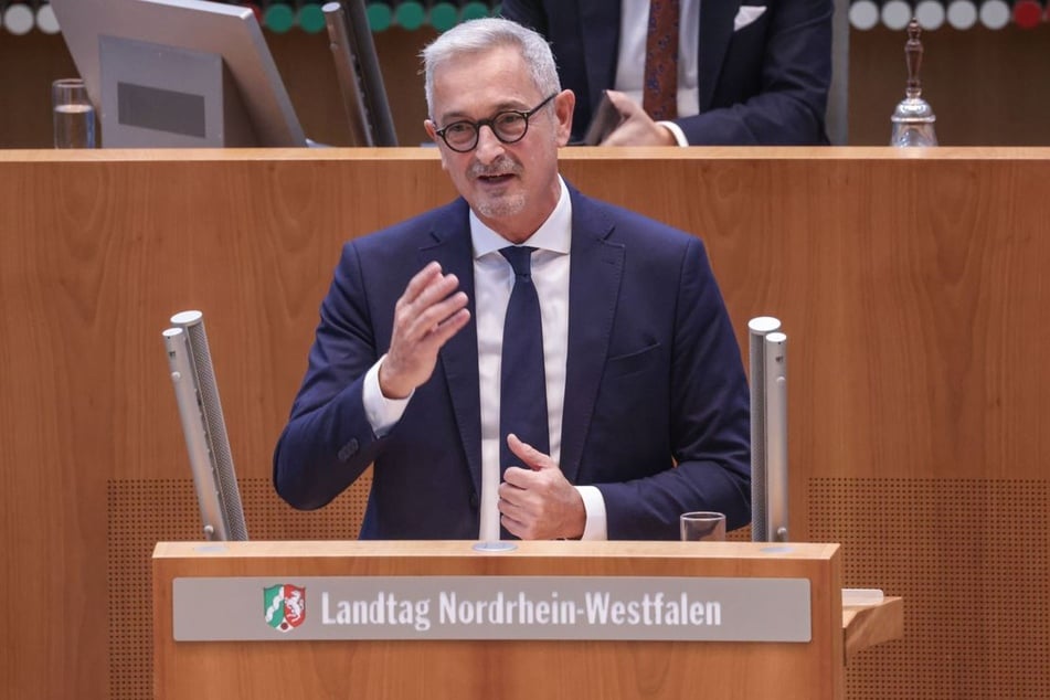 Werner Pfeil (60, FDP) ist ein deutscher Rechtsanwalt und Politiker. Seit Juni 2017 sitzt er als Abgeordneter im Landtag Nordrhein-Westfalen.