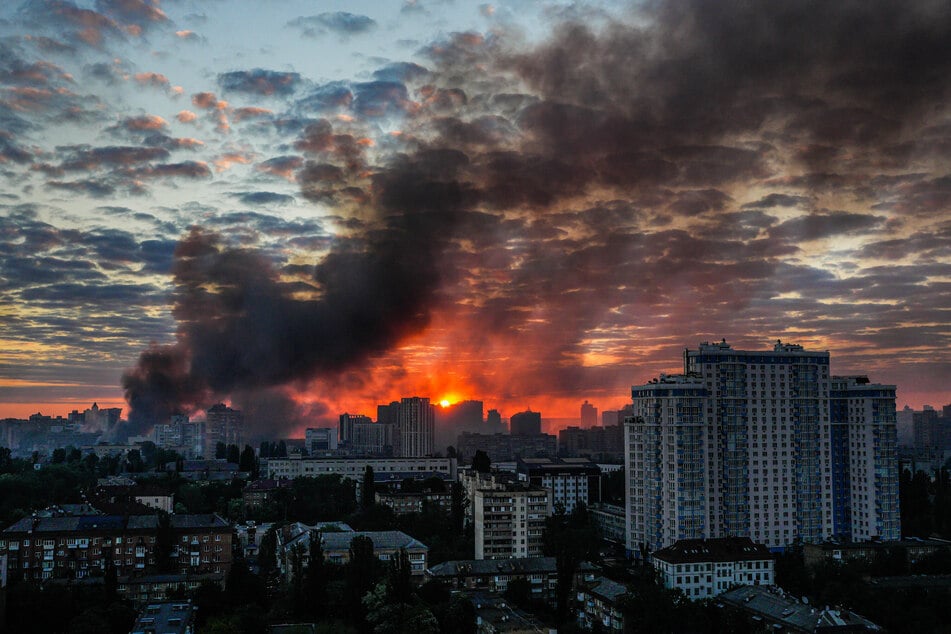 Nach einem massiven russischen Luftangriff steigt bei Sonnenaufgang Rauch über Kiew auf.