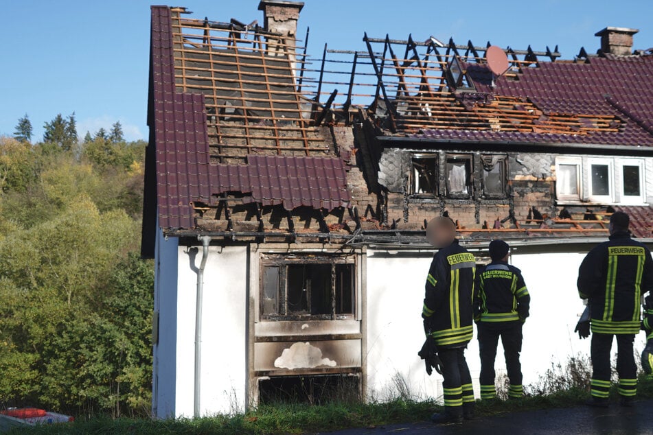 Mehrfamilienhaus in Flammen: 350.000 Euro Schaden, vier Verletzte