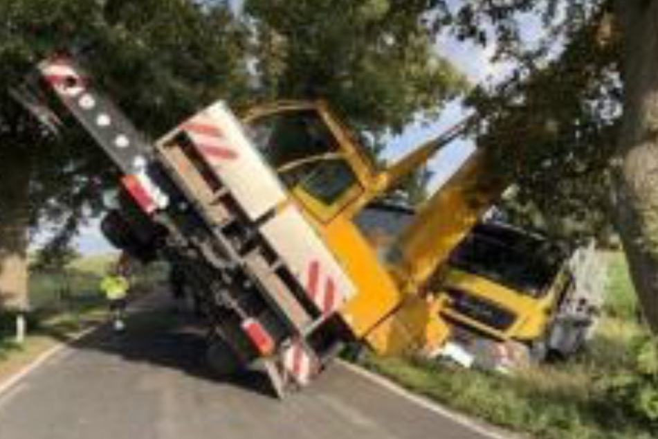 Kettenreaktion: Lkw-Unfall führt zu Kran-Crash, 150.000 Euro Schaden!