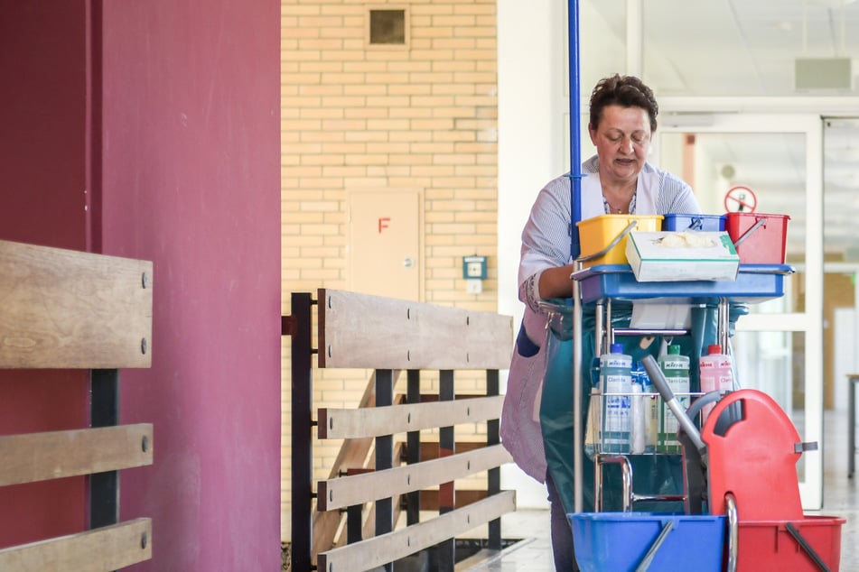 Reinigungskosten zu hoch: Dresdner Schüler sollen selbst fegen