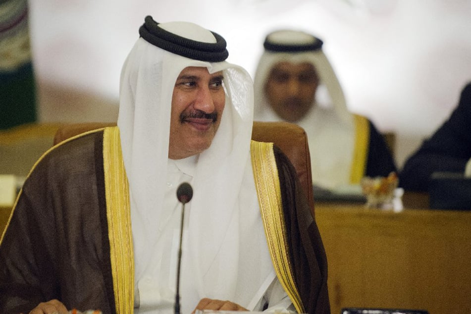 Se dice que el jeque Hamad bin Jassim bin Jaber Al Thani (61) tiene varios miles de millones.  Su familia controla el emirato de Qatar, rico en petróleo, con mano de hierro.