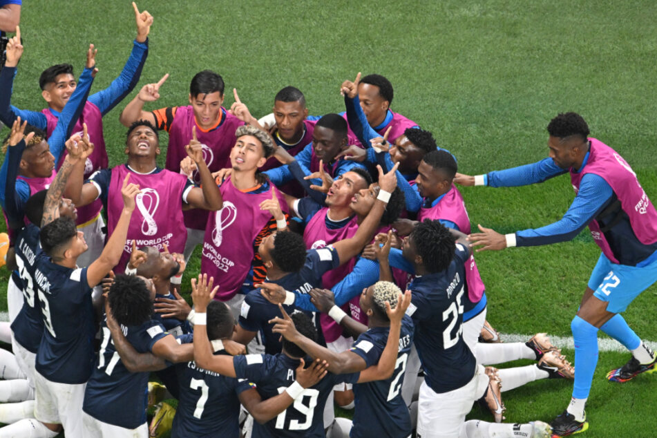 Das hatte sich abgezeichnet! Die ecuadorianische Mannschaft jubelt gemeinsam über den Treffer von zum 1:1.