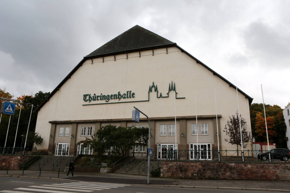 Wegen des schlechten Zustands des Daches bleibt die Thüringenhalle wohl das komplette Jahr 2024 geschlossen. (Archivbild)